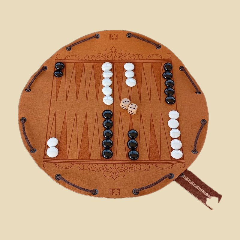 Backgammon – handgefertigtes Spiel auf graviertem Kunstleder