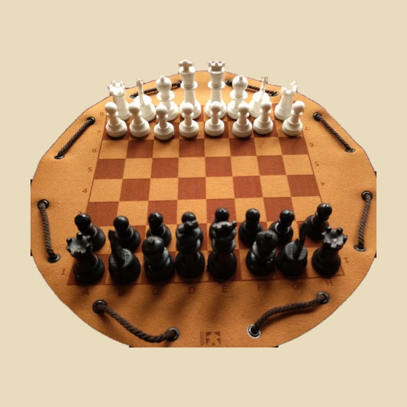 Schach – handgefertigtes Spiel auf graviertem Kunstleder