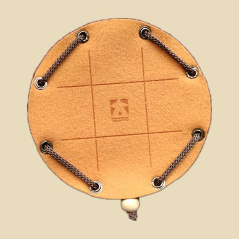 Tic Tac Toe – handgefertigtes Spiel auf graviertem Kunstleder